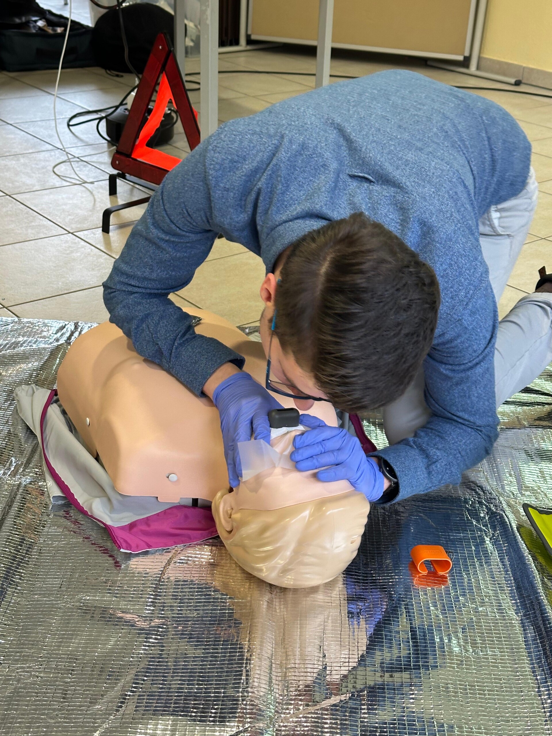 Samuel Schindler übt die Beatmung an einem Reanimationsphantom im PulsRetter-Training.