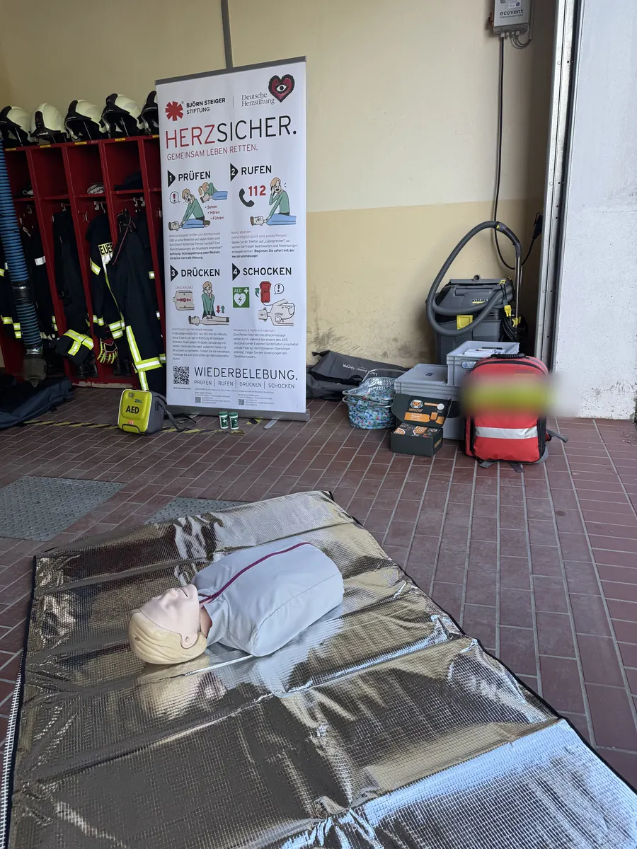 HERZSICHER-Roll-up mit Reanimationsphantom und Trainingsmaterial.