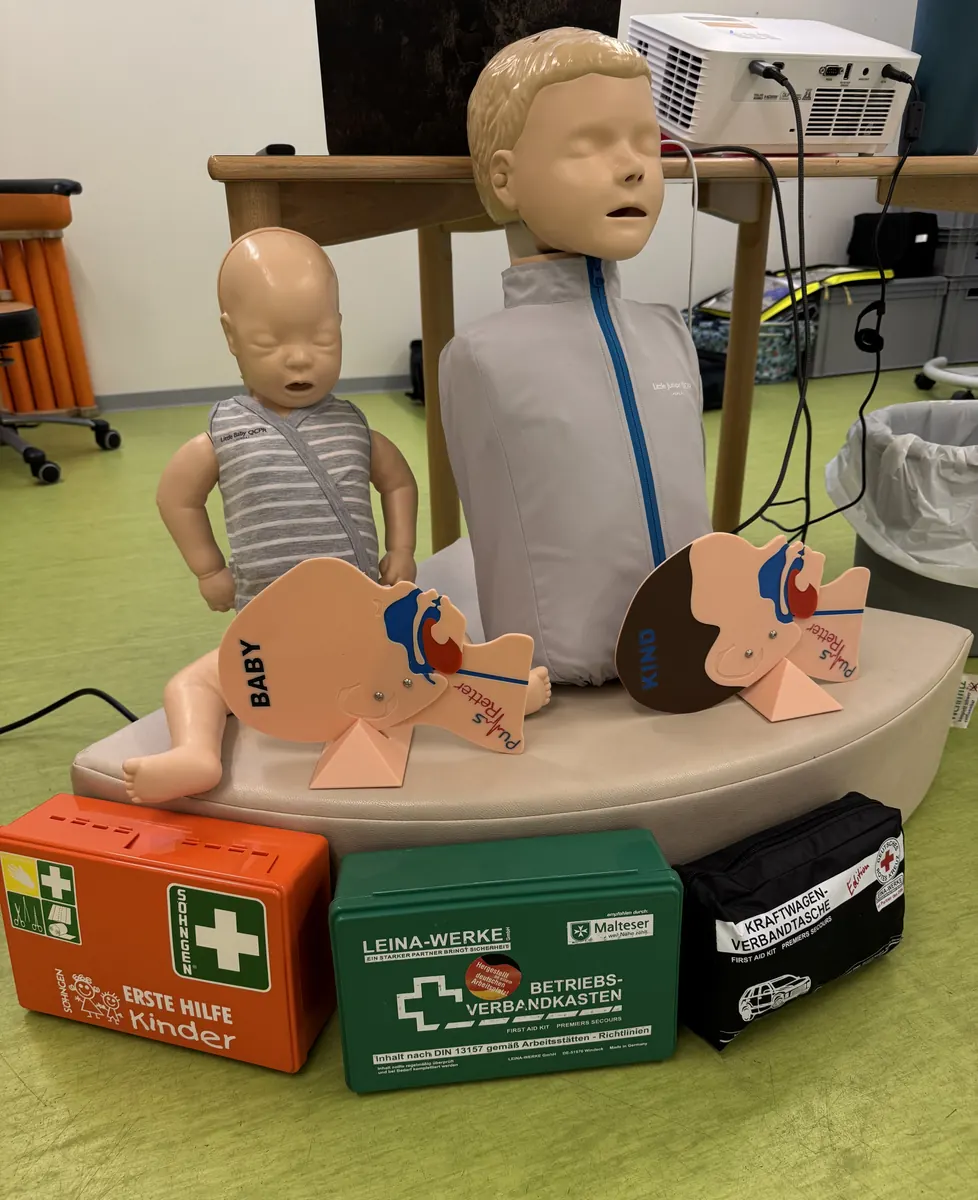 pulsretter-kindernotfall-phantome Baby- und Kinderphantom mit Kopfschnittmodellen und Erste-Hilfe-Material.