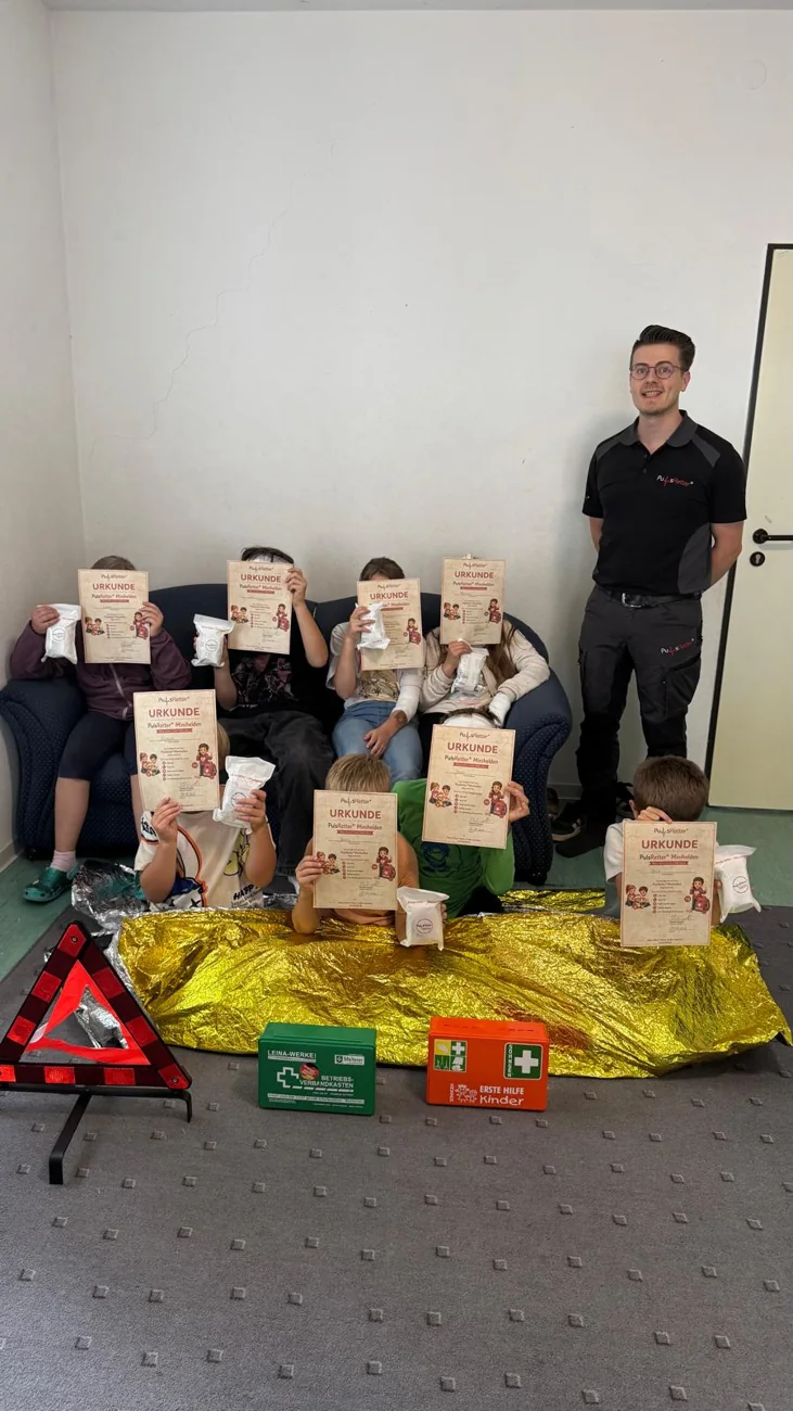 pulsretter-minihelden Kinder mit Minihelden-Urkunden und PulsRetter-Trainer