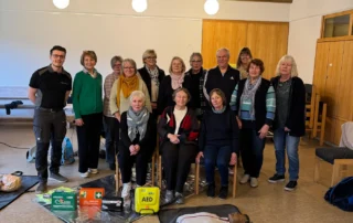 Ehrenamtliche des Fördervereins Zeitspende mit dem PulsRetter®-Dozenten und Erste-Hilfe-Übungsmaterial in Vlotho.